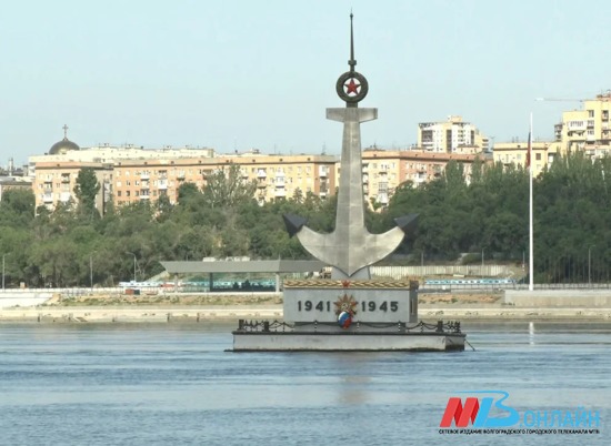 15 апреля в Волгограде снова установили плавучий памятник